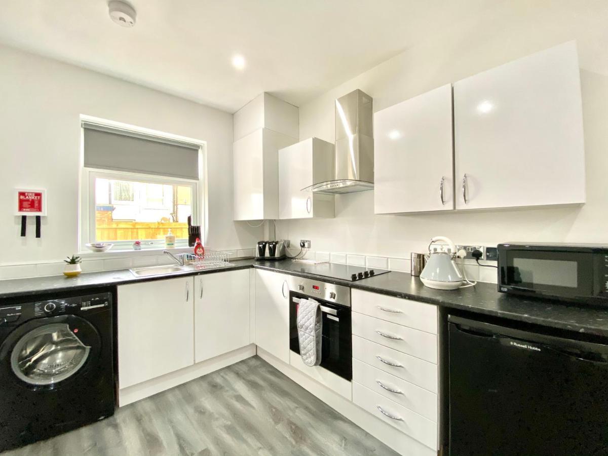 4 Bed Family House Near Beach By Blackpool Service Apartments — Photos 3