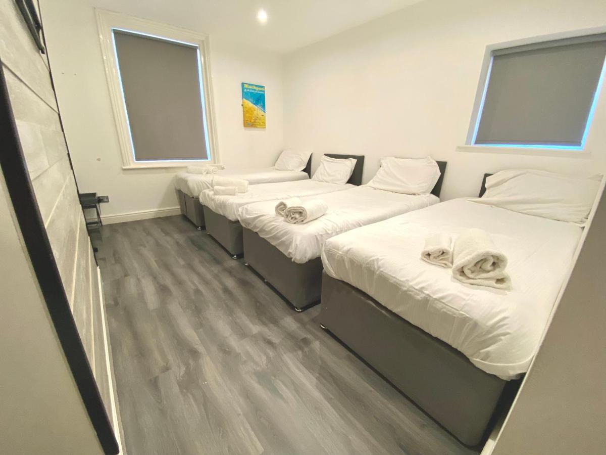 4 Bed Family House Near Beach By Blackpool Service Apartments — Photos 2